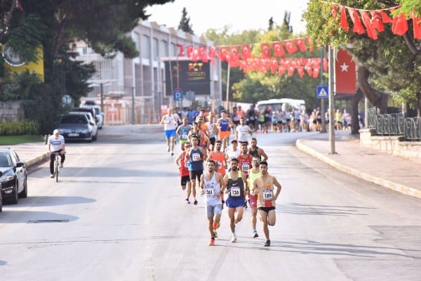 Meksika 1968 Olimpiyatları'nda dördüncü sırayı elde ederek Türk atletizm tarihinde unutulmaz bir isim haline gelen İsmail Akçay anısına düzenlenen yol koşusu, 15.'si gerçekleştirilen etkinlikle Balıkesir'de gerçekleşti.