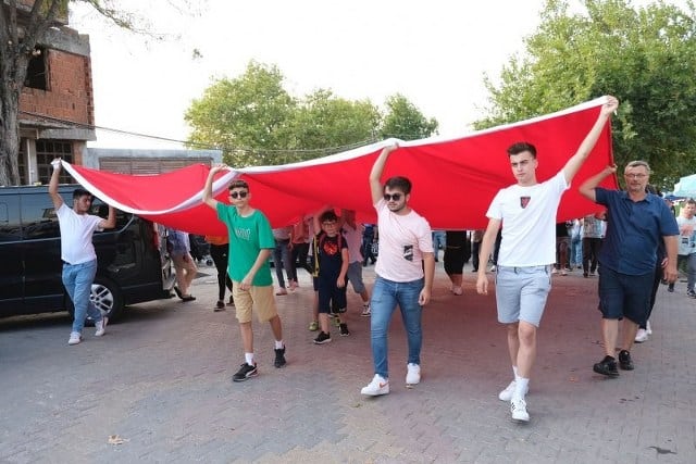 Balıkesir'in Bandırma ilçesinde düzenlenen 7’inci Kavun Festivali, geleneksel olarak Bayraklı tepeye yapılan yürüyüş ile başladı ve Bandırma Halk Müziği Kültür ve Sanat Derneği'nin Türk Halk Müziklerini sergilemesi ve sanatçı Sevgi Onur’un şarkılarını seslendirmesiyle son buldu.