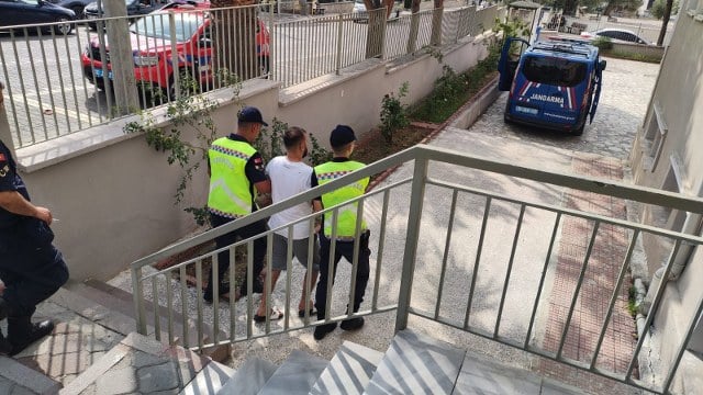 İstanbul’dan gelerek Edremit’te kiraladığı evde uyuşturucu madde satan B.D. jandarmanın operasyonu ile yakalandı. 