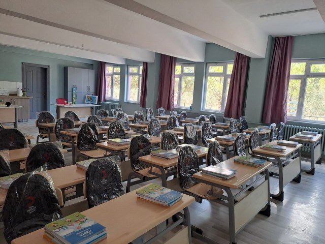 Balıkesir’in Edremit ilçesinde okul öncesi, ilkokul 1. ve lise 9. sınıflar için Uyum Haftası bugün başladı. 