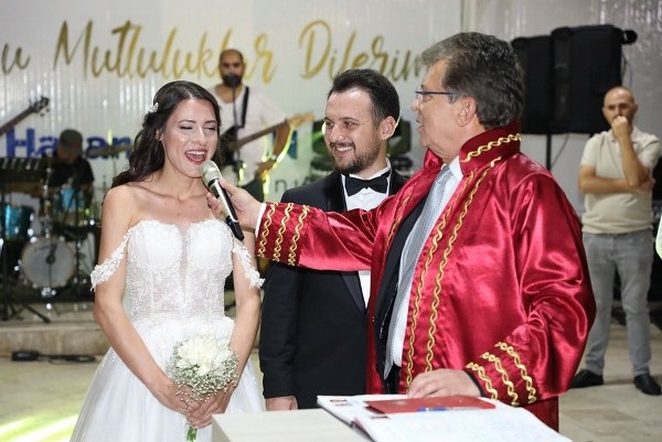 Balıkesir'in Edremit Belediye Başkanı Selman Hasan Arslan'ın kızı İpek Arslan, Emre Gücün ile dünya evine girdi. Genç çiftin nikahını ise Başkan Arslan bizzat kıydı.