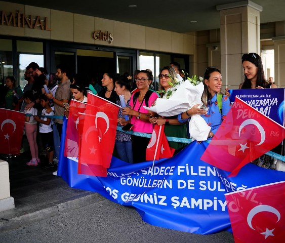 Cumhuriyetin 100. yılında elde ettikleri şampiyonluktan dolayı çok mutlu olduklarını söyleyen A Milli Kadın Voleybol Takımı Kaptanı Eda Erdem Dündar,