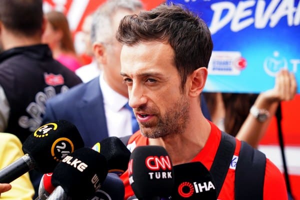 A Milli Kadın Voleybol Takımı Başantrenörü Daniele Santarelli, Avrupa şampiyonluğunu kazanmalarının ardından yaptığı açıklamada şunları söyledi, “İnanılmaz bir zafer, çok mutluyuz. Mükemmel bir iş çıkaran oyuncularım ve ekibimle gurur duyuyorum” dedi.