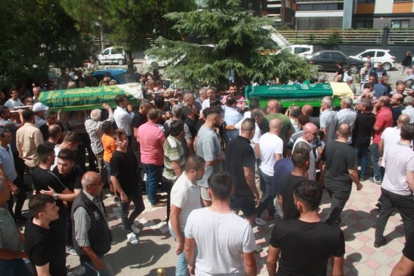 Balıkesir'in Havran ilçesinde meydana gelen otomobil-motosiklet çarpışmasında, motosiklette bulunan güvenlik görevlisi ve eşi hayatını kaybetti. Kazada yaşamını yitiren çift, son yolculuklarına birlikte uğurlandı.