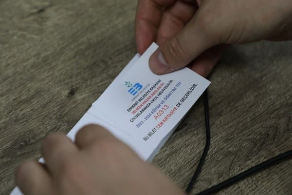 Balıkesir'in Edremit Belediyesi, ilçe genelinde ilkokuldan başlayarak lise seviyesine kadar ihtiyaç sahibi öğrencilere yardım sağlama çalışmalarını sürdürüyor.