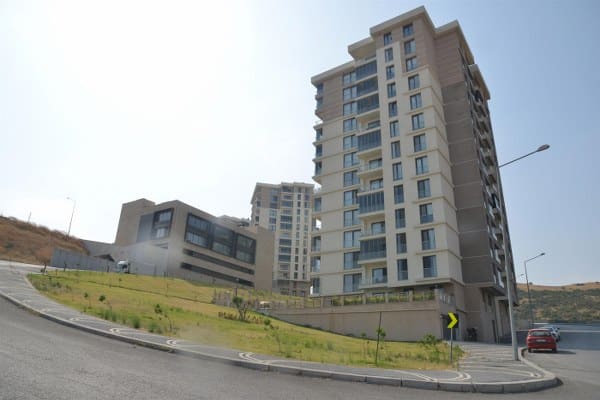 Balıkesir Büyükşehir Belediye Başkanı Yücel Yılmaz'ın özverili çalışmaları sonucu tamamlanan Yeni Karesi Konutları'ndaki site sakinleri, memnuniyetlerini ifade etti.