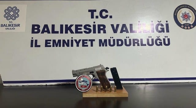 Balıkesir'de polis ekipleri il genelinde son 1 haftada yaptıkları asayiş uygulamalarında çeşitli suçlardan aranan 99 şahsı gözaltına aldı. Bunlardan 49'u tutuklandı.