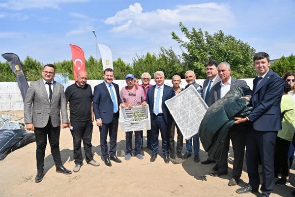 Balıkesir Büyükşehir Belediyesi, Balıkesirli zeytin üreticilerine dünya standartlarında destek sağlayarak zeytin toplama kasaları ve örtülerini dağıttı. Aynı zamanda Coğrafi İşaret ile tescillenmiş Havran İnciri üreticilerine de incir kurutma kasaları dağıtıldı, bu destekler hasat sezonu öncesinde gerçekleştirildi.