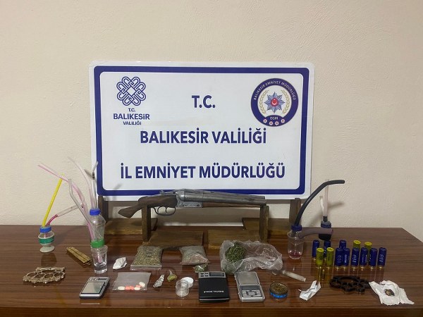 Balıkesir'de polis ekiplerinin il genelinde gerçekleştirdiği operasyonlarda, farklı suçlardan aranan 19 kişi yakalanırken, adli mercilere sevk edilen 11 kişi tutuklandı.