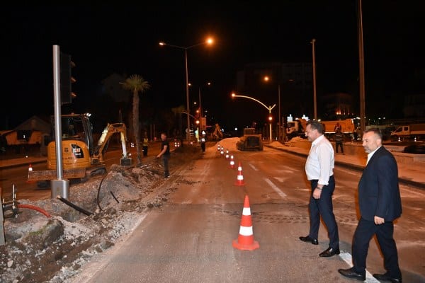Balıkesir Büyükşehir Belediyesi, Vasıf Çınar Caddesi'nde ve Tren Garı önünde meydana gelen yol deformasyonunu gidermek amacıyla trimer kazısı ve sıcak asfalt serimi çalışmalarına başladı. Ayrıca, yağmur suyu hatlarının yeniden düzenlendiği çalışmaların tamamlanması hedefleniyor ve bu süreç perşembe gecesine kadar sona erecek.