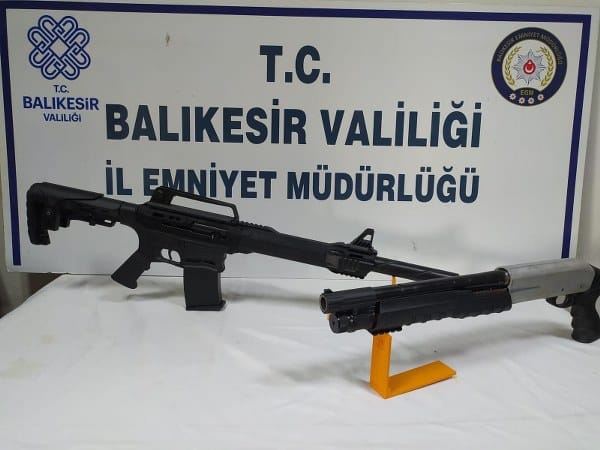 Balıkesir'de polis, il genelinde gerçekleştirdiği operasyonlarda çeşitli suçlardan aranan 19 şüpheliyi gözaltına aldı. Gözaltına alınan şahıslardan 9'u adli makamlara sevk edilerek tutuklandı. Operasyonlar sırasında ise 7 ateşli silah ve bu silahlara ait fişekler ele geçirildi.