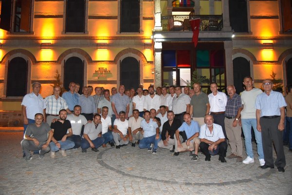 Balıkesir'in Sındırgı ilçesinde 2018 yılından bu yana görev yapmakta olan Kaymakam Zafer Oktay için, Kırkağaç'taki yeni görevine başlamadan önce bir veda yemeği düzenlendi.