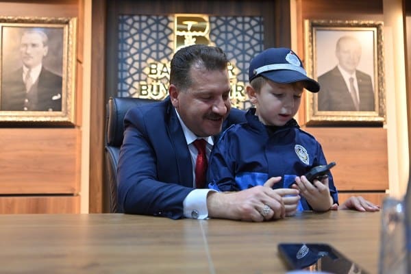 Zabıta Teşkilatı'nın 197. kuruluş yıl dönümü vesilesiyle, minik çocuklar, zabıta kıyafetleri giyip ellerinde telsizlerle Büyükşehir Belediye Başkanı Yücel Yılmaz'ı ziyaret etti. Minikler, Başkan Yılmaz ile birlikte telsiz üzerinden anons yaparak tüm zabıtaların haftasını kutladılar.