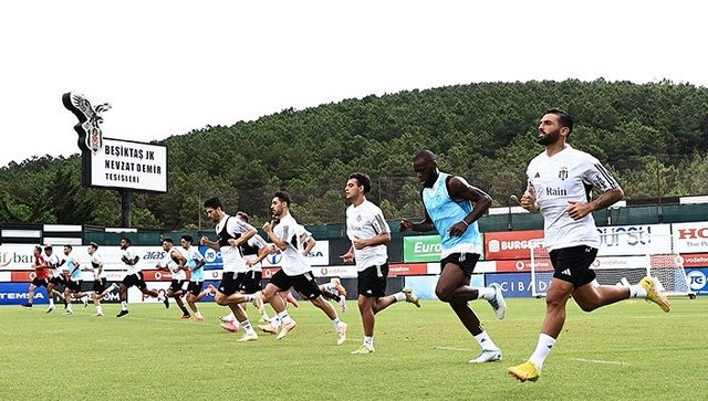 Beşiktaş'ta Trabzonspor maçı hazırlıkları başlarken yeni transfer Eric Bailly de takımla ilk antrenmanına çıktı.