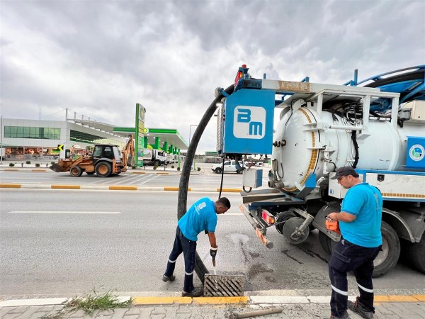 Balıkesir Büyükşehir Belediyesi BASKİ Genel Müdürlüğü, 20 ilçede yağmur suyu hatları ve mazgalların temizlik çalışmalarını hız kesmeden sürdürüyor. Mevsim yağışlarının başlamasının ardından BASKİ ve itfaiye ekipleri, hazırda beklemeye geçti.
