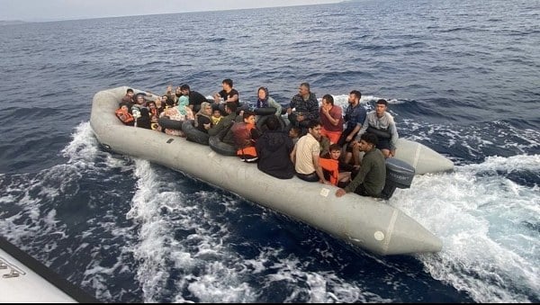 Ayvalık ilçesinde gerçekleştirilen operasyonda, 48 kaçak göçmen ile bir insan kaçakçısı yakalandı.