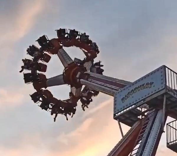 Bursa'da arkadaş grubu lunaparkta eğlence arayışındaydı. Ancak oyuncağa binerken telefonunu unutan bir kişi, yüksekten düşerek telefonunu kaybetti