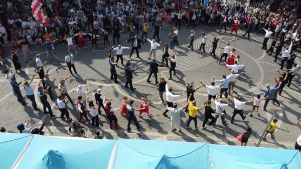 Balıkesir'in Havran ilçesi, düşman işgalinden kurtuluşunun 101. yılını çeşitli törenlerle coşkuyla kutladı. Kutlamalarda, Cumhuriyet'in 100. yılına atfen 100 kişi tarafından harmandalı oynandı.