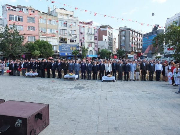 Burhaniye ilçesinin düşman işgalinden kurtuluşunun 101. yıldönümü, coşkuyla gerçekleştirilen törenlerle kutlandı. İlk tören, Cumhuriyet Meydanı'nda gerçekleşti ve halk oyunları gösterileriyle birlikte türküler seslendirildi.