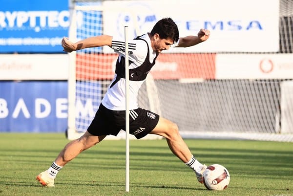 Beşiktaş, Trendyol Süper Lig'in 5. haftasında deplasmanda karşılaşacağı Trabzonspor maçı öncesi hazırlıklarını bu akşam Nevzat Demir Tesisleri'nde gerçekleştirdi.