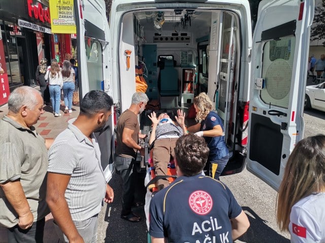 Balıkesir'in Bandırma ilçesi İnönü Caddesinde karşıdan karşıya geçmek isteyen yayaya araba çarptı.