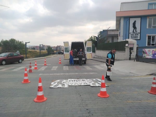 Karesi Belediyesi Zabıta ve Fen İşleri Müdürlüğü ekipleri, vatandaşların can güvenliğini koruma amacıyla yol ağlarında yaya geçitlerini ve yol çizgilerini güncelleme çalışmalarına devam ediyor. Ayrıca, öğrencilerin güvenli bir şekilde okula gidip gelmelerini sağlamak için okul önlerindeki çizgileri yenileme çalışmalarının yanı sıra, eski trafik uyarı levhalarını da yenilerek trafik güvenliğine katkıda bulunuyor.