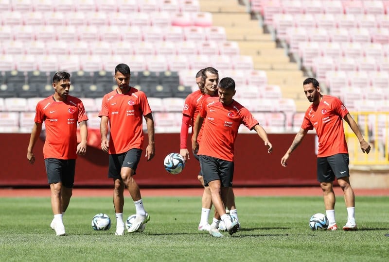 Japonya ile oynayacağı özel maç için bugün Hollanda'ya gidecek A Milli Futbol Takımı, yolculuk öncesi Eskişehir'deki son antrenmanını yaptı.