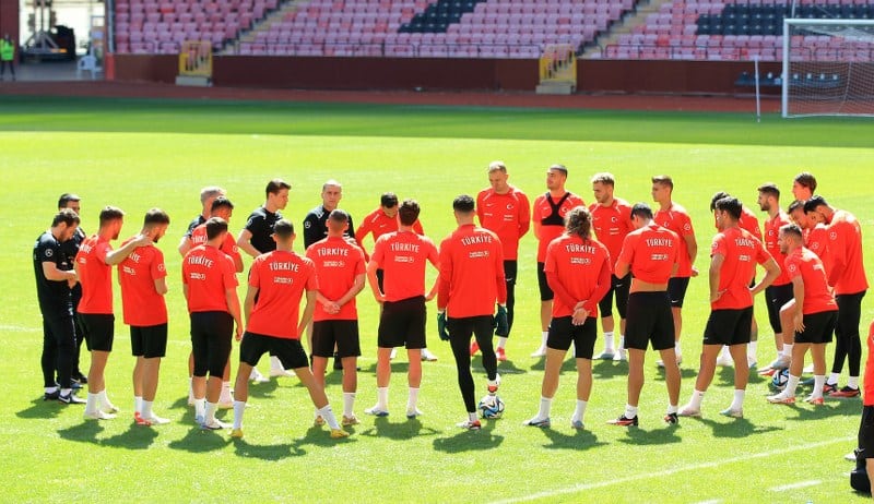 A Milli Futbol Takımı yolculuk öncesi son antrenmanını yaptı