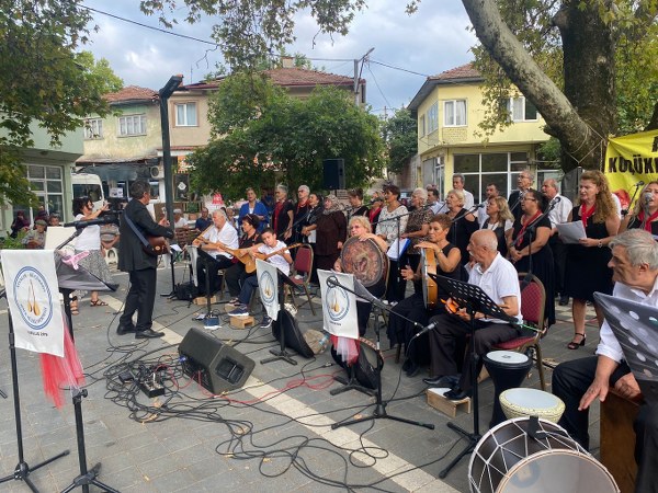 Ayvalık-Küçükköy Türk Halk Müziği Derneği, bu defa Balıkesir'in İvrindi ilçesinde düzenlenen Korucu Panayırı'nda, halka yönelik bir konser verdi.