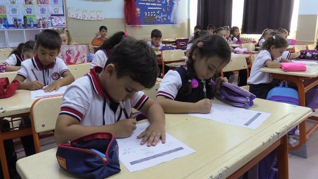 Balıkesir’in Bandırma ilçesinde 25 bin öğrenci ve 2 bin öğretmen, 2023-2024 eğitim-öğretim yılına başladı.