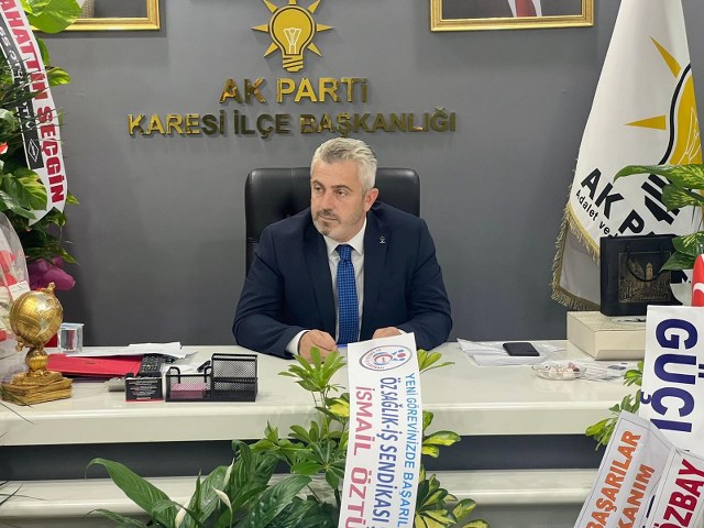 AK Parti Karesi İlçe Başkanlığı, Hakan Aka’nın ilçe Başkanı olarak atanmasının ardından tebrikleri kabul ediyor.