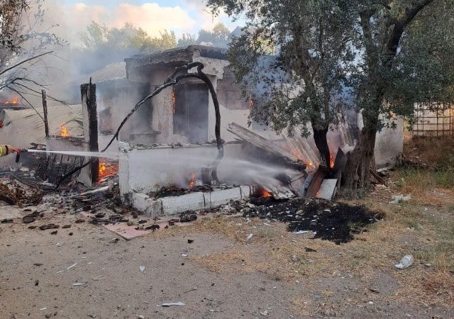 Balıkesir'in Erdek ilçesi Sahil mahallesinde çıkan yangında bir ev komple yanarak kullanılamaz hale geldi.