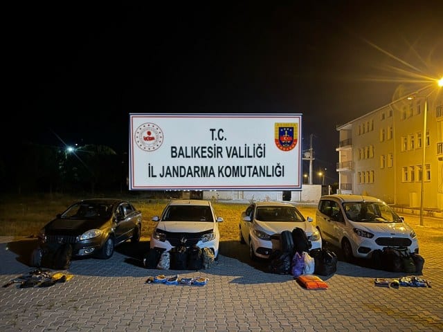 Balıkesir'in Ayvalık ilçesinde korsan taksiler ile 22 düzensiz göçmeni yasa dışı yollar ile yurt dışına kaçırmaya çalışan 6 dolandırıcı Jandarma tarafından yakalandı.