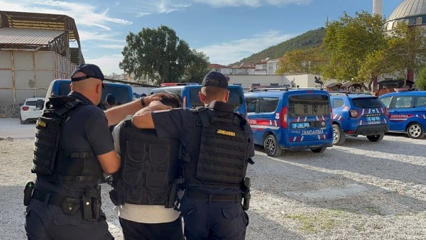 Ayvalık ilçesinde bir otelin personel odasında ölü olarak bulunan bir kişiyle ilgili jandarma, otelde bulunan 30 kameranın 72 saatlik görüntülerini detaylı bir şekilde inceleyerek katil zanlılarına ulaştı. Yapılan operasyonlar sonucunda 4 ilde toplam 7 kişi gözaltına alındı.