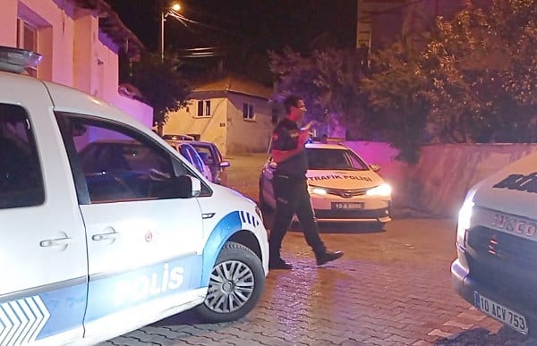 Balıkesir'in Edremit ilçesinde, hırsızlar polisin hızlı müdahalesi karşısında yakalanma riskini göz önünde bulundurarak motosikletlerini terk edip kaçtılar.