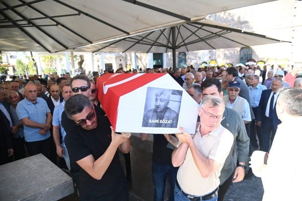 Balıkesir siyasetine etkisi büyük olan eski milletvekili Sami Sözat, vefat etti. 1991'de Doğru Yol Partisi'nden milletvekili seçilen, 2014 yılında ise CHP'den Balıkesir Büyükşehir Belediye Başkanı adayı olan ve uzun süre Ziraat Odası Başkanlığı görevini üstlenen Sözat'ın cenazesi köyünde defnedildi.