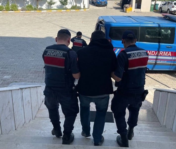 Edirne'de, terör örgütü FETÖ üyesi 17 kişi kaçak yollarla Yunanistan'a kaçmaya çalışırken yakalandı.
