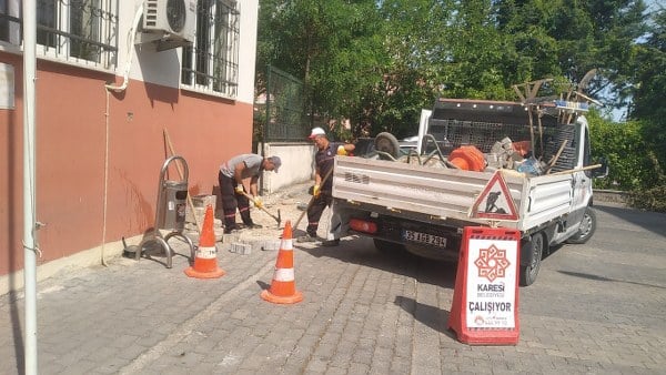 Karesi Belediyesi Fen İşleri Müdürlüğü'ne bağlı ekipler, hasar gören kaldırım, yol, bordür ve trotuvarların onarımlarını gerçekleştirirken, Park ve Bahçeler Müdürlüğü ekipleri de parklardaki çim biçme, bitkilendirme, tohumlama ve ağaç budama işlemlerini yürüterek oyun parklarının bakımını yapıyor. Ayrıca, haşere kontrol çalışmaları da devam ediyor.