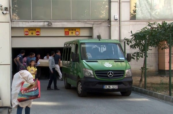 Esenyurt'ta sabah işe gitmeyen Gizem Özdemirci (31), endişe duyan ablası tarafından evinde bulundu, ancak ablası kardeşinin hayatının sona erdiği manzarayla karşılaştı. Polis ekipleri, olayı incelemek üzere harekete geçti.