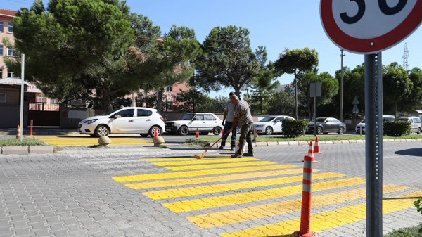 Burhaniye Belediyesi, ilçe merkezinde araç ve yaya trafiğinin yoğun olduğu cadde ve sokaklarda yaya geçitlerini yenileme çalışmalarına başladı. Burhaniye Belediyesi Fen İşleri Müdürlüğü ekipleri, özellikle vatandaşların ve öğrencilerin yoğun olarak kullandığı bölgeleri içeren tüm cadde ve sokaklarda yaya geçitlerinin boyalarını tazelemekte.