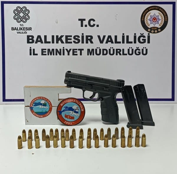 Balıkesir'de polis ekipleri, 3 ilçede gerçekleştirdikleri asayiş operasyonlarında, çeşitli suçlardan aranan 11 kişiyi yakalayarak, adli mercilere teslim etti. Bu operasyon sonucunda, 4 şüpheli tutuklandı.