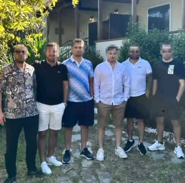 Atina yakınlarında pazartesi akşamı meydana gelen ve çete hesaplaşmasına dayandığı iddia edilen olayda 6 kişinin öldürülmesiyle ilgili, olaydan 10 dakika önce gönderilen 'şifreli' mesajın göndereni veya gönderenleri belirlemek için araştırmalar devam ediyor. Öldürülen çete üyelerinin telefonlarına gönderilen bu mesajın bir 'tuzak' olabileceği ihtimali üzerinde duruluyor.