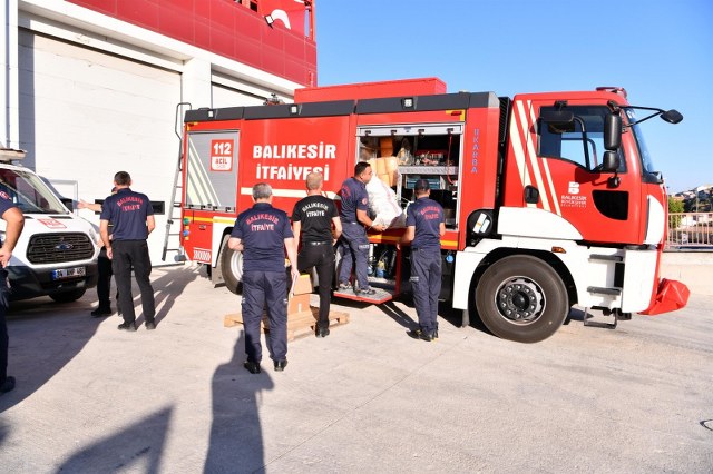 Sel felaketi nedeniyle 6 binden fazla insanın hayatını kaybettiği 10 binden fazla kişinin de kaybolduğu Libya’ya, Balıkesir Büyükşehir Belediyesi üç araç ve 10 kişilik arama kurtarma ekibi gönderdi.