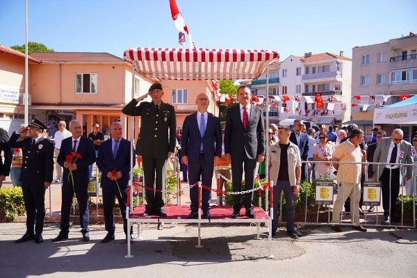 Balıkesir'in Ayvalık ilçesinin en geniş mahallesi olan Altınova, düşman işgalinden kurtuluşunun 101. yılını coşkuyla kutladı. Büyükşehir Yasası öncesinde Ayvalık'a bağlı bir belde olan Altınova'da, kutlamalar sabah saatlerinde resmi bir törenle başladı ve gün boyunca coşkuyla devam etti.