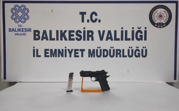 Balıkesir’de asayiş polisleri il genelinde yaptıkları uygulamalarda çeşitli suçlardan aranan 25 şahsı gözaltına alırken, adli makamlara sevk edilen 13 şahıs tutuklandı.