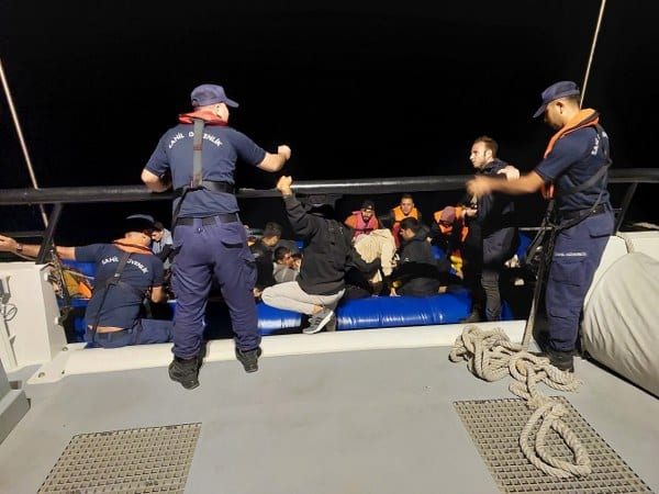 Çanakkale'nin Ezine ilçesinde, Sahil Güvenlik ekipleri tarafından gerçekleştirilen iki ayrı operasyonda toplam 61 kaçak göçmen yakalandı.