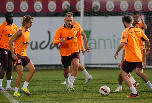 Galatasaray, Trendyol Süper Lig'in 5. haftasında Samsunspor ile kendi sahasında yapacağı maçın hazırlıklarını tamamladı. Bugün Florya Metin Oktay Tesisleri'nde gerçekleşen antrenmanda, sarı-kırmızılı ekibin yeni transferi Davinson Sanchez de takımın bir parçası olarak yer aldı.