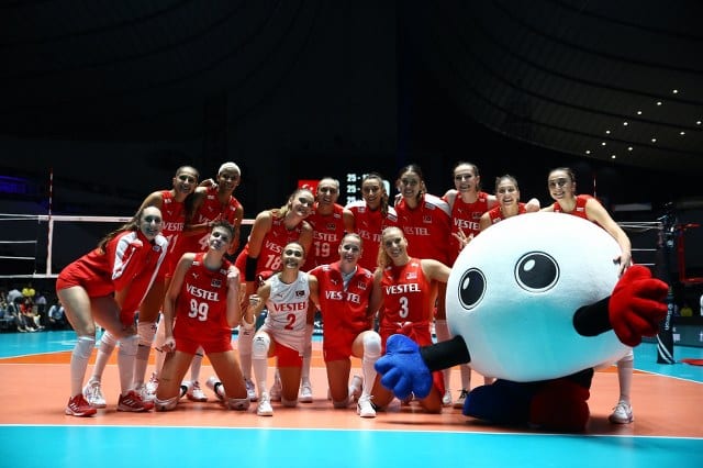 A Milli Kadın Voleybol Takımı, Paris 2024 Olimpiyat Elemeleri ilk maçında Porto Riko'yu 3-0 mağlup etti. Filenin sultanları turnuvaya galibiyetle başladı.