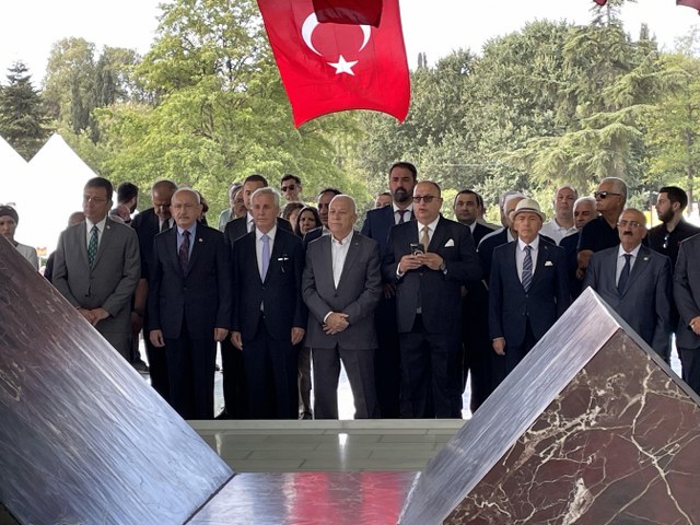 CHP Genel Başkanı Kemal Kılıçdaroğlu ve İstanbul Büyükşehir Belediye Başkanı Ekrem İmamoğlu, 8. Cumhurbaşkanı Turgut Özal ile eski başbakanlardan Adnan Menderes'in anıt mezarlarına ziyaret gerçekleştirdi. 