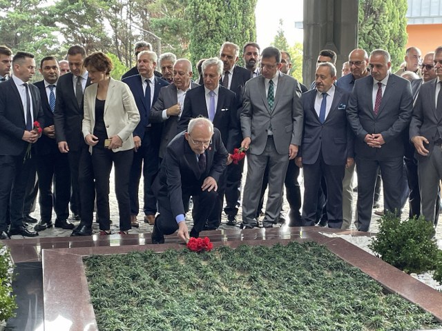 CHP Genel Başkanı Kemal Kılıçdaroğlu ve İstanbul Büyükşehir Belediye Başkanı Ekrem İmamoğlu, 8. Cumhurbaşkanı Turgut Özal ile eski başbakanlardan Adnan Menderes'in anıt mezarlarına ziyaret gerçekleştirdi. 